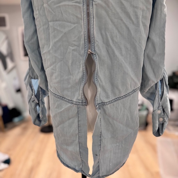 Sam Edelman Womens Shirt Size Small Blue Chambray Back Zip Hi Low Button - Picture 4 of 5